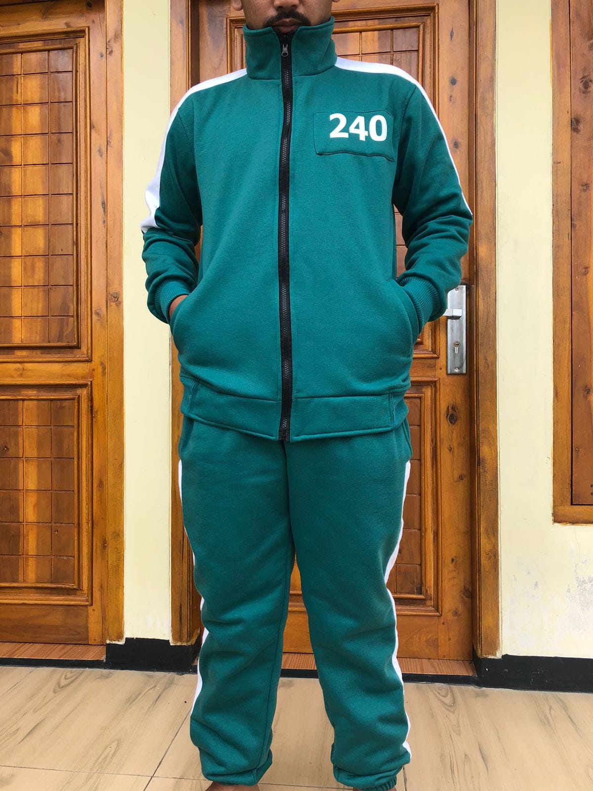 SETELAN JAKET CELANA SQUID GAME PRIA WANITA TERLARIS 2025 BEBAS KODE logo