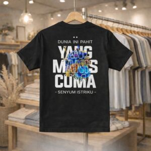 S1 Kaos Manis Senyum Istri GG YP