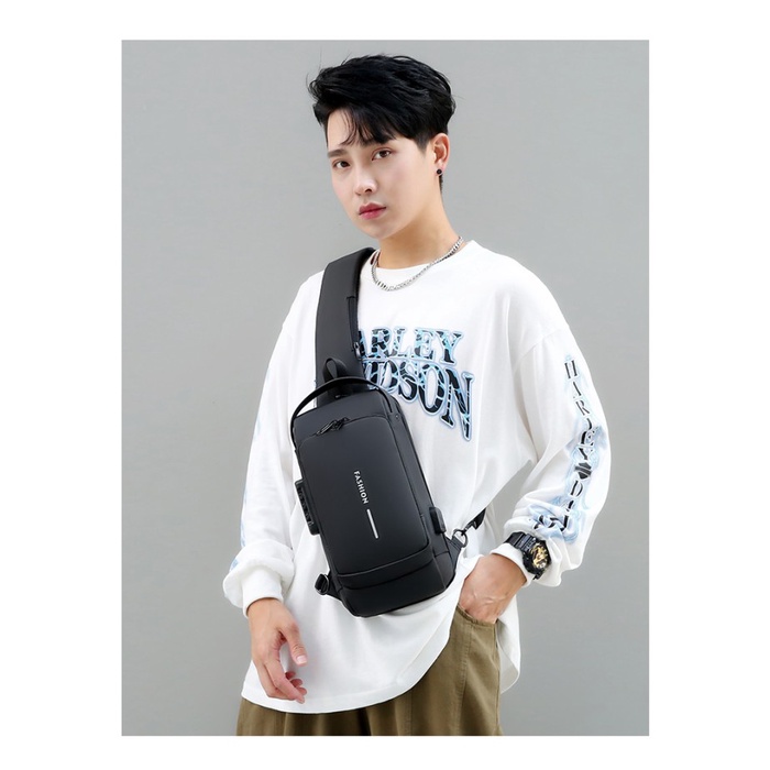 Tas Selempang Pria USB Fashion Waterproof ⚡ logo